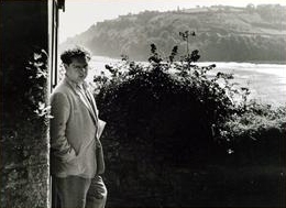 Dylan Thomas en Laugharne con la colina de Sir Johns en la distancia