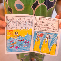 Gweithdy Tawel i Deuluoedd: Llyfrgell Comics Fach ‘Holiday Memory’